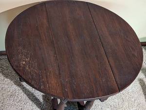 lot 320 image: Round Drop Leaf Accent Table