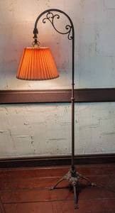 lot 332 image: Vintage Iron Floor Lamp