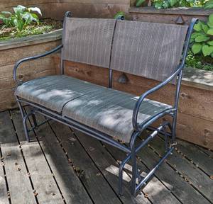 lot 335 image: Brown Jordan Rocking Bench