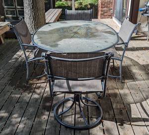 lot 336 image: Brown Jordan Glass Topped Patio Table and Chairs