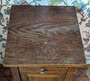 lot 401 image: Petite Vintage Oak CabinetStand