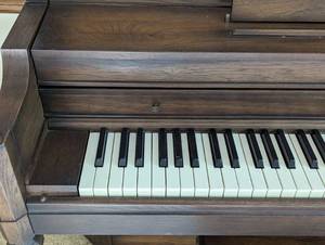 lot 419 image: Everett Upright Piano