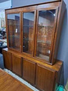lot 32 image: Milo Baughman for Dillingham Walnut Hutch 7-door