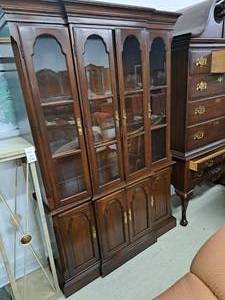 lot 18 image: Ethan Allen Mahogany China Cabinet