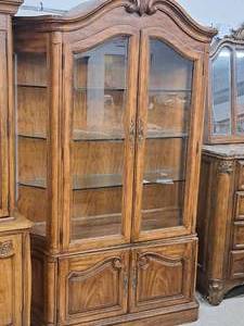 lot 57 image: Thomasville Wood Display Cabinet