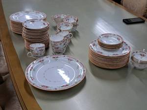 lot 65 image: Royal Doulton Floral pattern China Set 70-piece - Dinner Plates, Plates, Cups, Saucers, Bowls