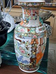 lot 67 image: 18-12 Oriental theme Vase