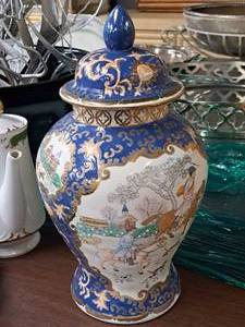 lot 68 image: 14 Oriental theme PotUrn