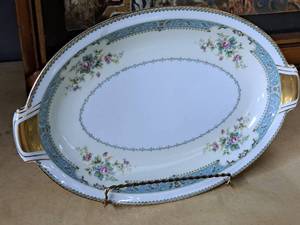 lot 72 image: Vintage Royal Embassy Serving Platter with Stand