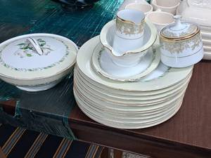 lot 77 image: Noritake Lucerne China Set 16-piece - Plates, Servers