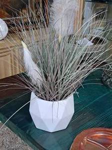 lot 79 image: Floral theme Decorative Pot