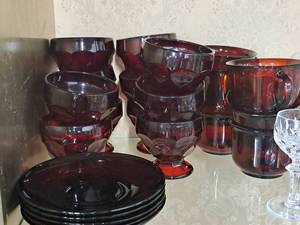 lot 83 image: Red Glassware Set 22-piece