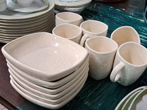 lot 75 image: Ceramirup Dish and Cup Set 12-piece