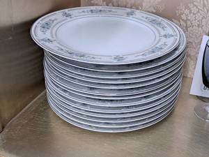 lot 87 image: Ellington Fine Porcelain China Plate Set 13-piece