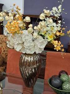 lot 106 image: Home Dcor - Floral Display in 18 Vase Home Dcor