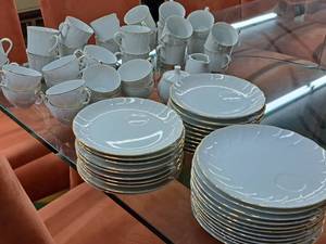 lot 102 image: Skafford Golden Heirloom China Set 66-piece - Dinner Plates, Plates, Cups
