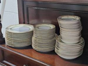 lot 165 image: Meito China Annette China Set 70-piece - Large and Small Dinner Plates, Salad Plates, Saucers and Soup Bowls