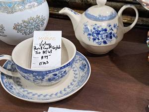 lot 187 image: Vintage Powell Craft English Tea Pot Set 3-piece - Tea Pot, Cup and Saucer