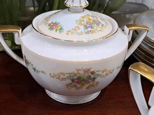 lot 206 image: Imperial China Bowl with Lid