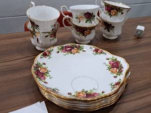 lot 213 image: Royal Albert Old Country Roses pattern Bone China Dishware Set - (6) 8-14 Plates, (6) 3 Cups