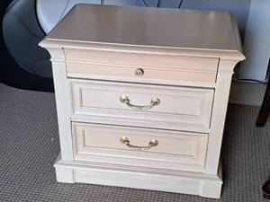 lot 112 image: Ethan Allen End Table 3-drawer