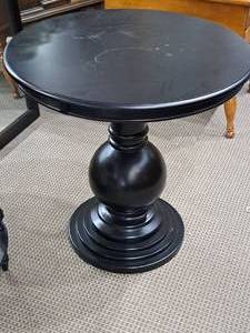 lot 123 image: Pedestal End Table