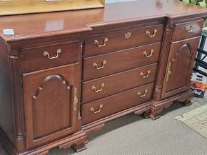 lot 117 image: Thomasville Buffet Table 2-door6-drawer