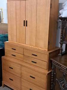 lot 119 image: Ethan Allen Wood DresserArmoir 3-piece