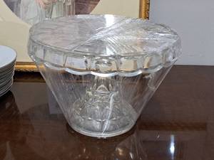 lot 262 image: Glass Cake Stand