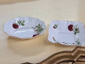 lot 274 image: Lot of (2) Royal Albert Royal Canadian Rose Bone China Serving Bowls