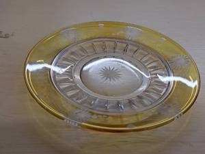 lot 276 image: 6 Sun theme YellowClear Glass Plate