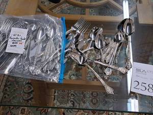 lot 258 image: Versailles Stainless Steel Silverware Set 67-piece