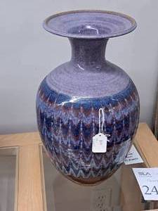 lot 289 image: Table Vase