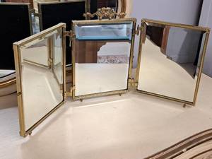 lot 293 image: 3-Panel Beveled Mirror Picture Frame