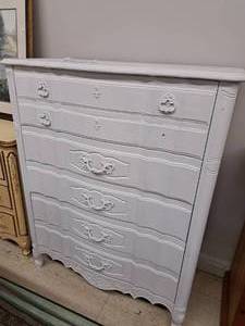 lot 220 image: Thomasville Wood Dresser 5-drawer
