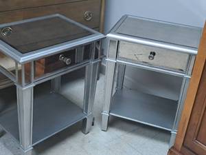 lot 301 image: Lot of (2) Mirrored End Tables 1-drawer