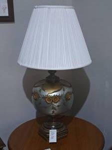 lot 338 image: Vintage Table Lamp with Lamp Shade