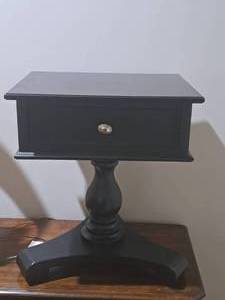 lot 318 image: Pedestal End Table 1-drawer