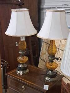 lot 378 image: Vintage 33 Table Lamp with Lamp Shades