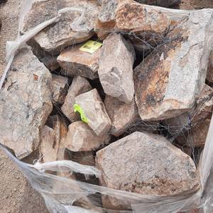1 Pallet of&nbspGranite Wall Stone, 2 Tons