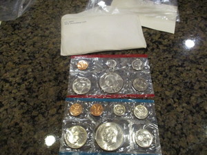 lot 83 image: 1973 Philadelphia and Denver US Mint Set