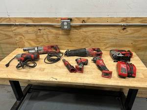lot 98 image: MILWAUKEE Lot of Non-Working Tools