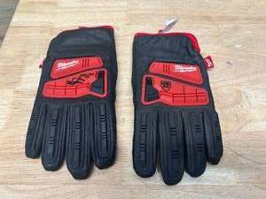 lot 108 image: MILWAUKEE X-Large Demolition Gloves