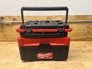 lot 18 image: MILWAUKEE M18 FUEL PACKOUT 18-Volt Lithium-Ion Cordless 2.5 Gal. WetDry Vacuum (Vacuum-Only)