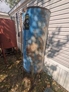 lot 1 image: 120 Gallon steel fuel tank - Steel construction with stand