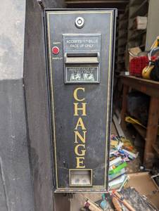 lot 19 image: CashCoin operated Vending Machine with change maker on side