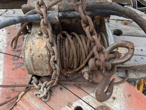 lot 20 image: Very Heavy duty winchHost attached to Beam