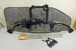 lot 28 image: Vintage Bear Polar LTD RH Compound Bow 3150 Lb Draw