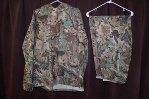 lot 179 image: Stearns Waterproof Hunting Jacket and Pants -Large