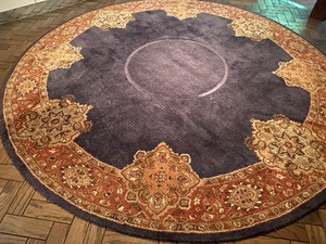 lot 120 image: Beautiful Round 8 Foot Area Rug